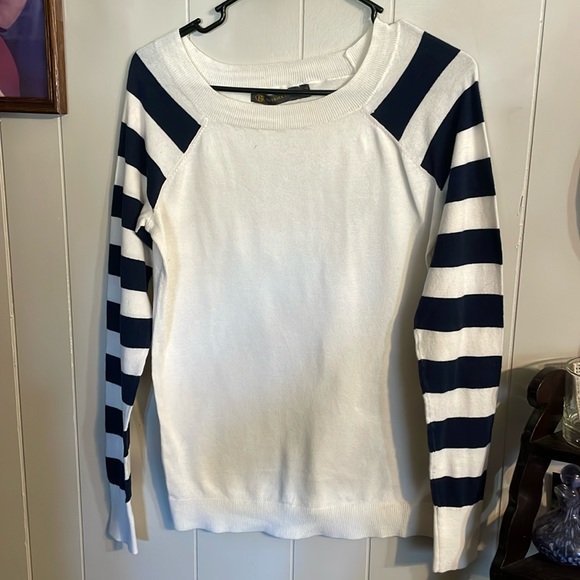 Outback Red Sweater - Picture 1 of 4